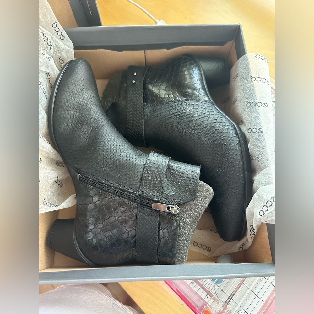 NIB Ecco ankle booties *will take offers